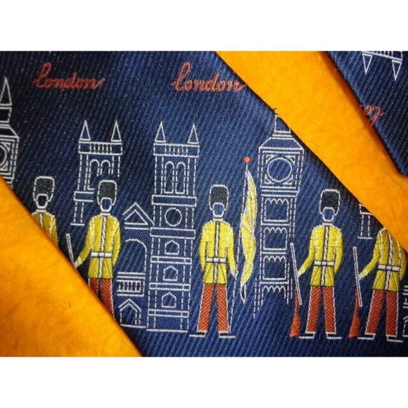 1970s VINTAGE FATTIE ~ LONDON ENGLAND ~ FUNKY MOD GOGO ~ MENS TIE ~ QUEENS GUARD - Picture 1 of 3